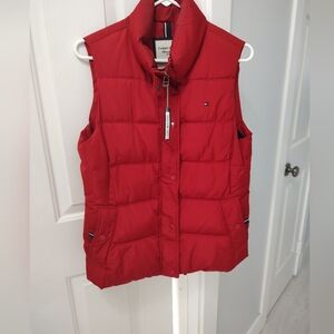 Tommy Hilfiger vest puffer (M) good condition it is not a bright red like the pi